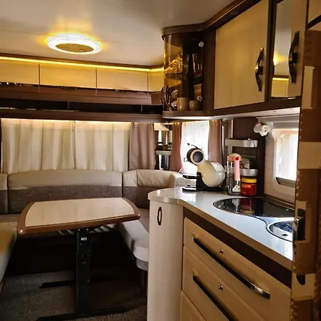 Parc de vacanță Ultimate Caravan Experience - 1st Line Gradina *