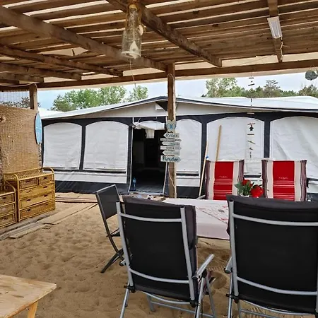 Parc de vacanță Ultimate Caravan Experience - 1st Line Gradina
