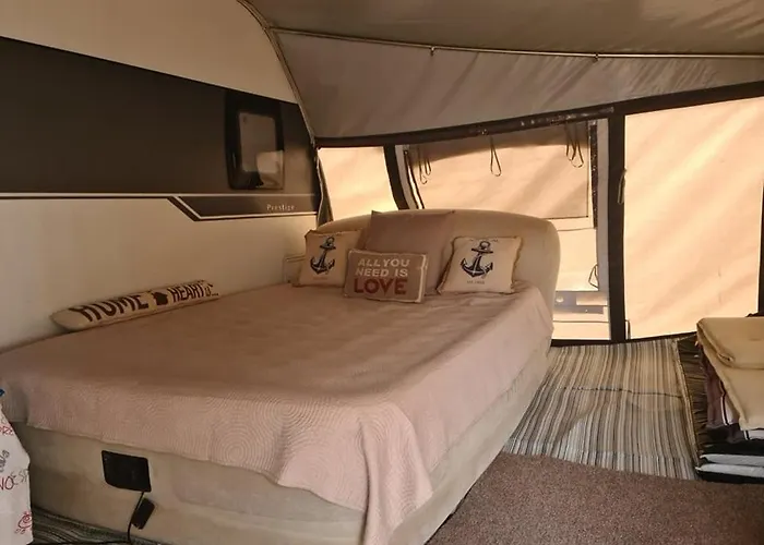 Ultimate Caravan Experience - 1st Line Gradina Ваканционно селище *