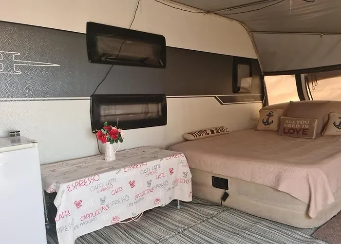Ultimate Caravan Experience - 1st Line Gradina Ваканционно селище *